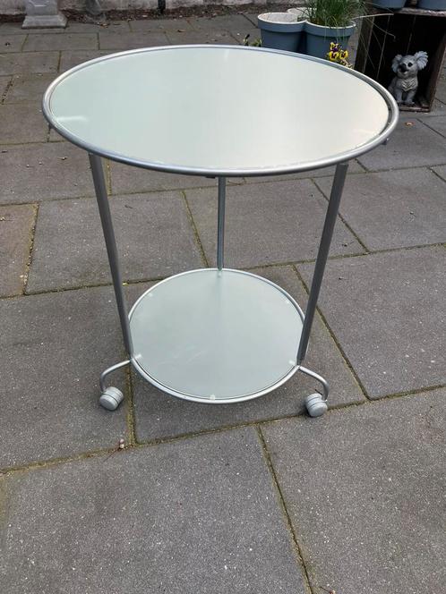Vintage IKEA STRIND bijzettafel op wieltjes – matglas, Huis en Inrichting, Tafels | Bijzettafels, Zo goed als nieuw, Rond, Minder dan 55 cm
