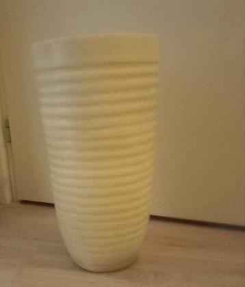 Creme witte bloempot / vaas beschikbaar voor biedingen