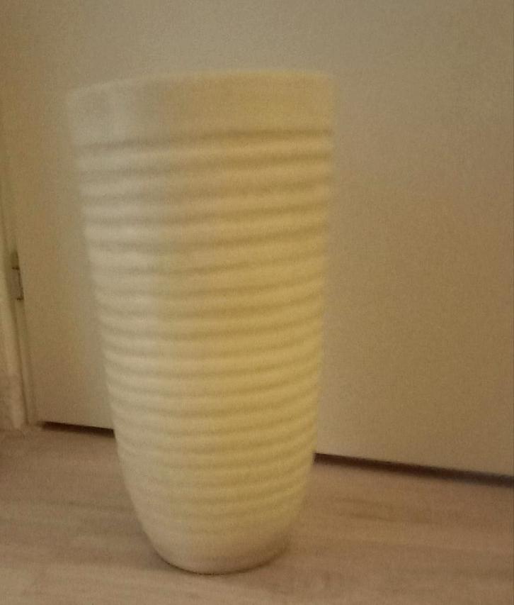 Creme witte bloempot / vaas, Huis en Inrichting, Woonaccessoires | Vazen, Zo goed als nieuw, Wit, 50 tot 75 cm, Aardewerk of Porselein
