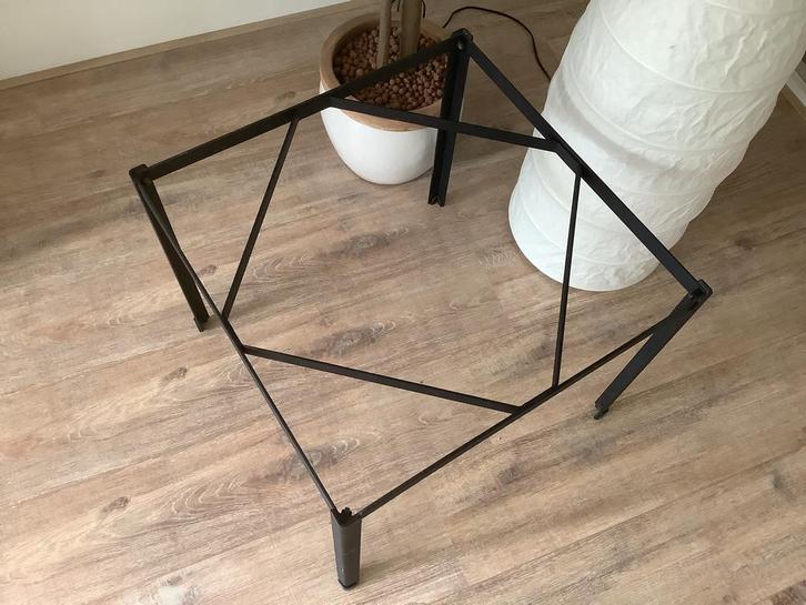 IKEA bijzettafeltje, zwart metaal, jaren ‘90, vierkant, Huis en Inrichting, Tafels | Salontafels, Zo goed als nieuw, Minder dan 50 cm