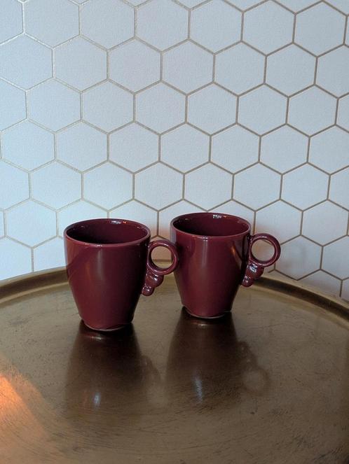 koop: 2 stuks Bordeaux rode koffie kopjes Designed by Philip, Huis en Inrichting, Keuken | Servies, Zo goed als nieuw, Overige stijlen