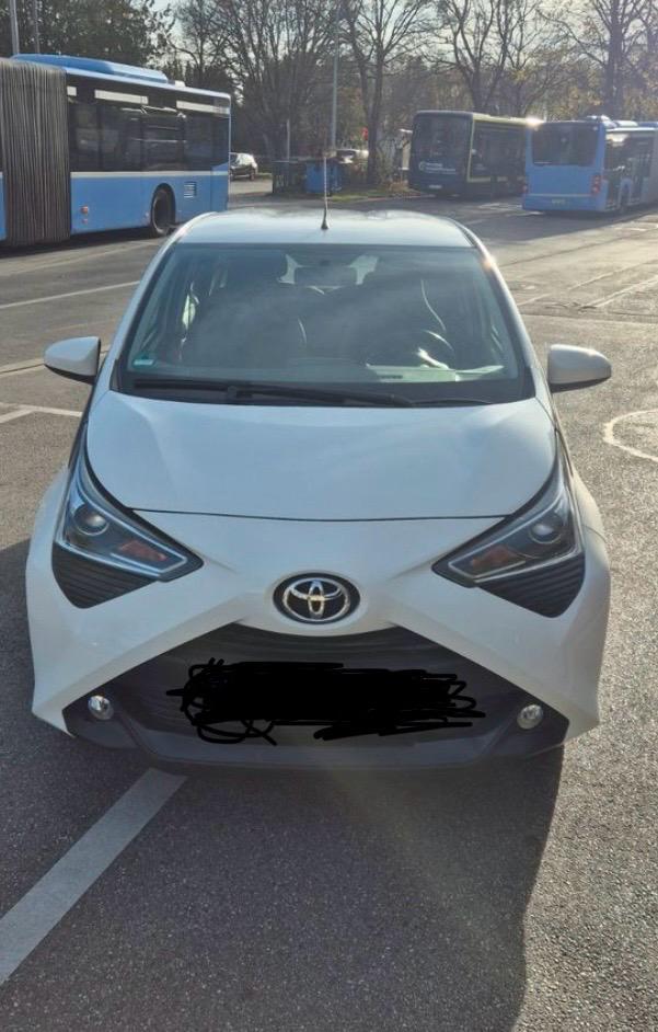 Toyota aygo sloopauto diverse onderdelen beschikbaar, Auto-onderdelen, Carrosserie en Plaatwerk, Bumper, Toyota, Ophalen