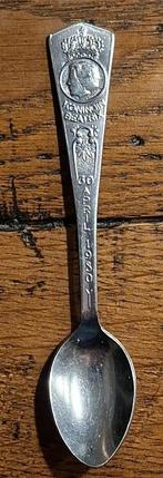 Lepeltje van Beatrix koningin op 30 april 1980, Verzamelen, Ophalen of Verzenden, Gebruikt, Nederland, Speld(je) of Lepel(tje)