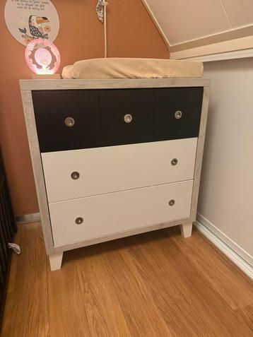 Babyset commode met bijpassende plank en kledingkast beschikbaar voor biedingen