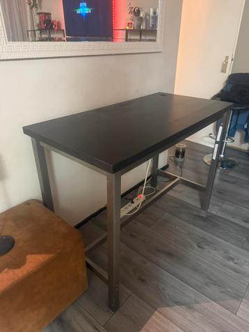 Bar tafel met leren krukken beschikbaar voor biedingen
