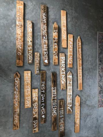 Wegwijzers trouwerij beschikbaar voor biedingen