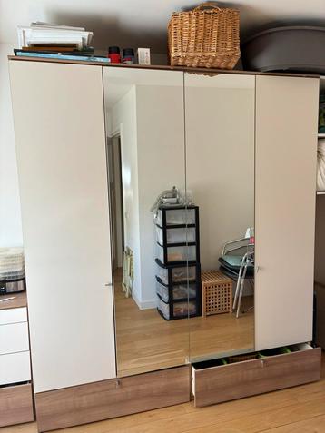 2 Kledingkasten met spiegeldeur en lades, en een ladekast