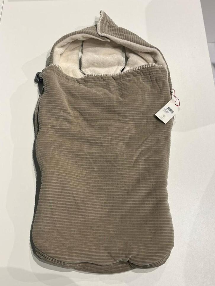 Koeka Malaga Voetenzak Autostoel - Fleece - Sage, Kinderen en Baby's, Autostoeltjes, Nieuw, Overige merken, 0 t/m 13 kg, Autogordel