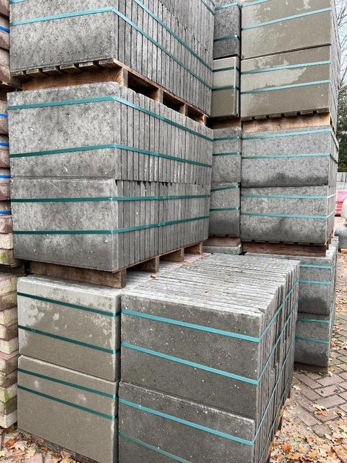 Partij tegels 40x60 grijs met facet € 75,00 pak (2e keus), Tuin en Terras, Tegels en Klinkers, Nieuw, Terrastegels, Beton, 10 m² of meer