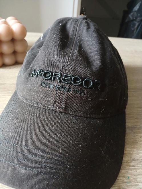 Twee petjes: McGregor & Formule 1 - Zo goed als nieuw, Kleding | Heren, Hoeden en Petten, Zo goed als nieuw, Pet, One size fits all