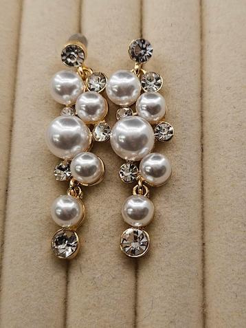 Antiek stijl 18k vergulde oorstekers met faux parels.

 beschikbaar voor biedingen
