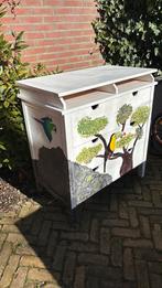 Houten commode, wit met schildering van toekan en ara, Huis en Inrichting, Kasten | Ladekasten, Ophalen, Gebruikt, 50 tot 100 cm
