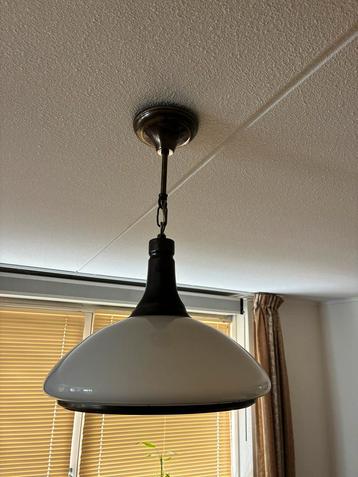 Vintage hanglamp met glazen kap beschikbaar voor biedingen