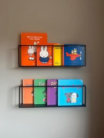 Stevige boekenplankjes beschikbaar voor biedingen