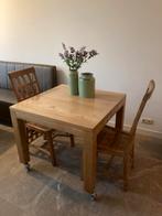 Teak houten tafel 90 x 90 op wielen, met 2 teak stoelen, Ophalen of Verzenden, Gebruikt, Hout