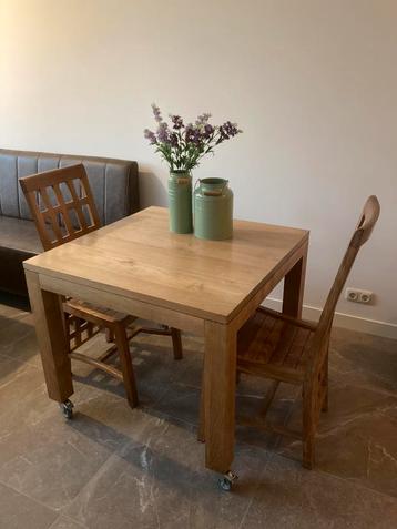 Teak houten tafel 90 x 90 op wielen, met 2 teak stoelen beschikbaar voor biedingen