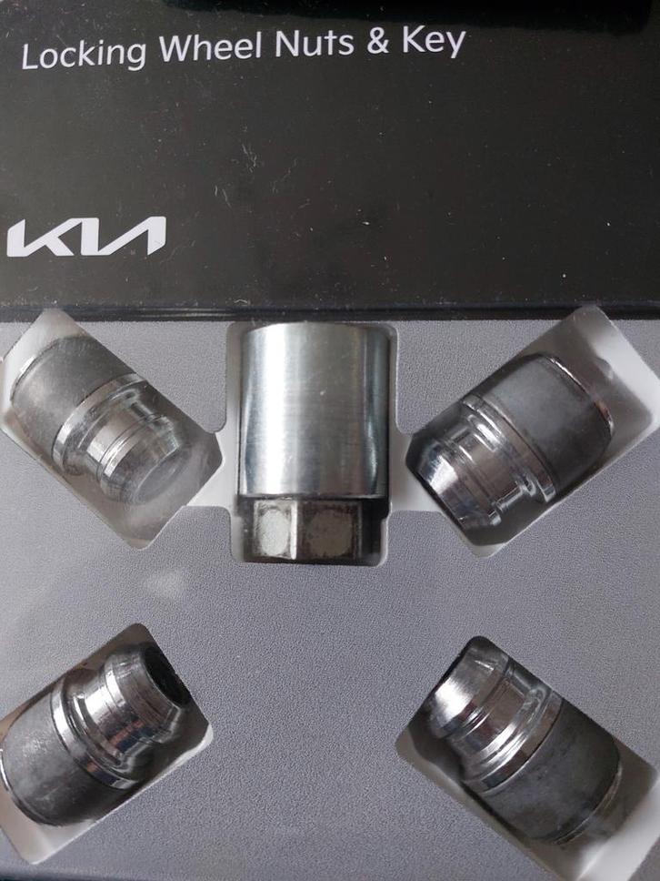 Originele set Kia slotmoeren Inclusief slot moer sleutel., Auto diversen, Overige Auto diversen, Ophalen of Verzenden