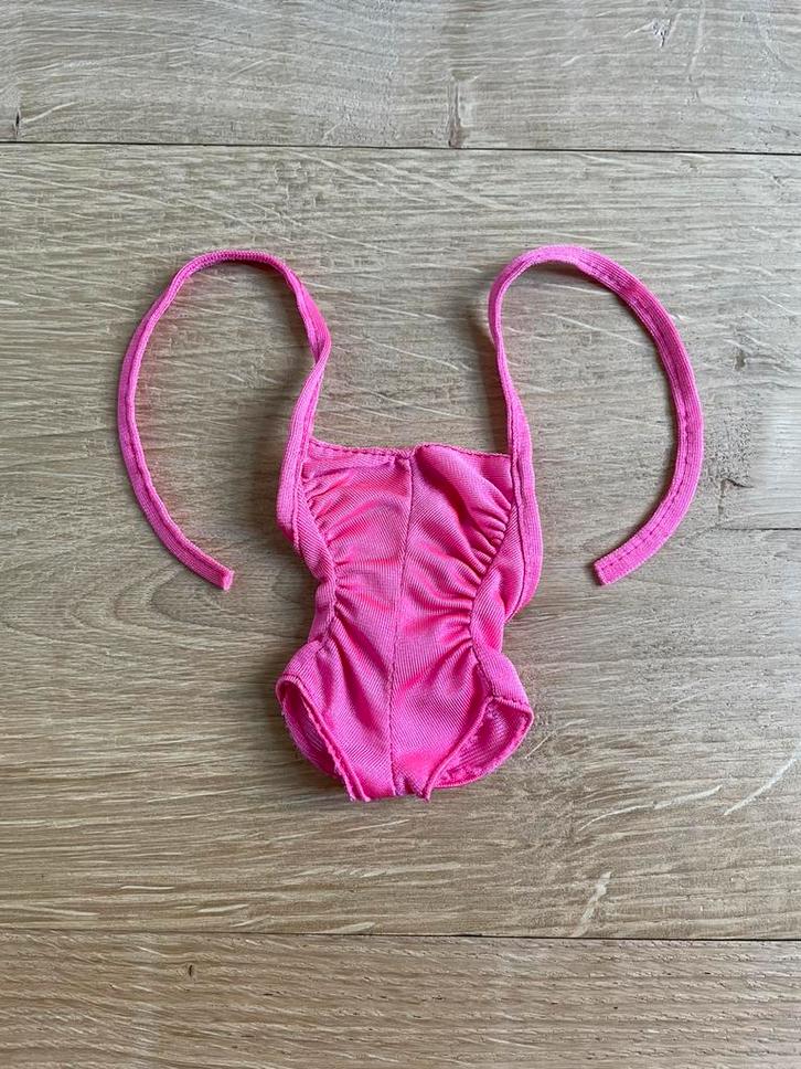 Vintage Barbie Twirly Curls roze halter bodysuit Mattel 1982, Verzamelen, Poppen, Gebruikt, Kleertjes, Ophalen of Verzenden