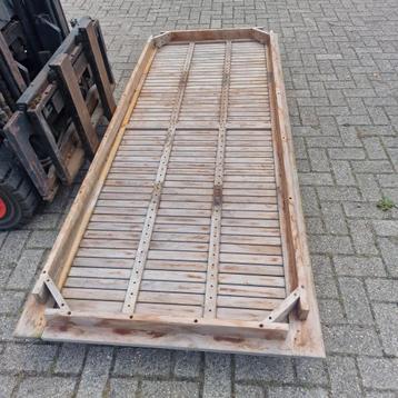 Houten buitentafelblad. beschikbaar voor biedingen