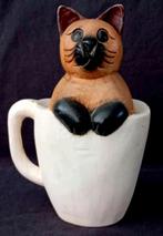 Houten Kat in Mok, Antiek en Kunst, Kunst | Beelden en Houtsnijwerken, Ophalen of Verzenden