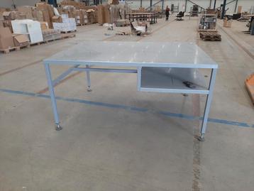 Metalen werktafel 192x145x95 cm   beschikbaar voor biedingen