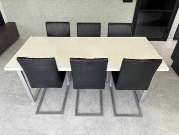Eetkamertafel wit hoogglans, 6 zwart leren eetkamerstoelen 