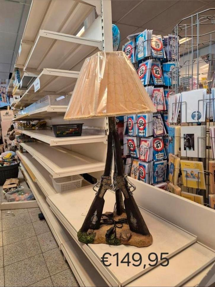 Unieke lamp met geweer design, Huis en Inrichting, Lampen | Vloerlampen, Gebruikt, Minder dan 100 cm, Hout, Kunststof, Overige materialen