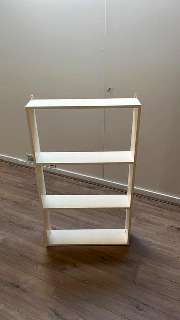 Witte wandplank met haken beschikbaar voor biedingen