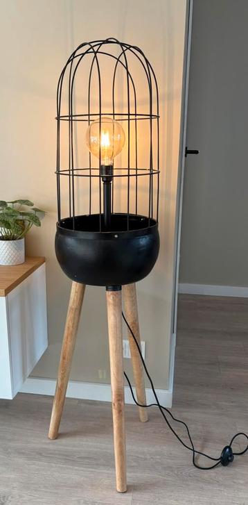 Grote industiele kooi lamp beschikbaar voor biedingen