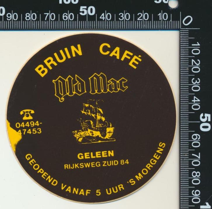 Sticker: Bruin Cafe Old Mac - Geleen, Verzamelen, Stickers, Zo goed als nieuw, Bedrijf of Vereniging, Ophalen of Verzenden