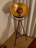 Mooie vloerlamp met gouden binnenkant. Geeft mooi warm licht, Huis en Inrichting, Lampen | Vloerlampen, Ophalen, Zo goed als nieuw