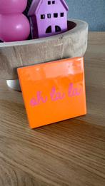 Tegel met tekst in het oranje en rood per stuk, Ophalen, Zo goed als nieuw