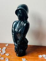 een beeldje in Art Deco-stijl van een vrouw., Ophalen of Verzenden