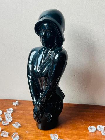 een beeldje in Art Deco-stijl van een vrouw. beschikbaar voor biedingen