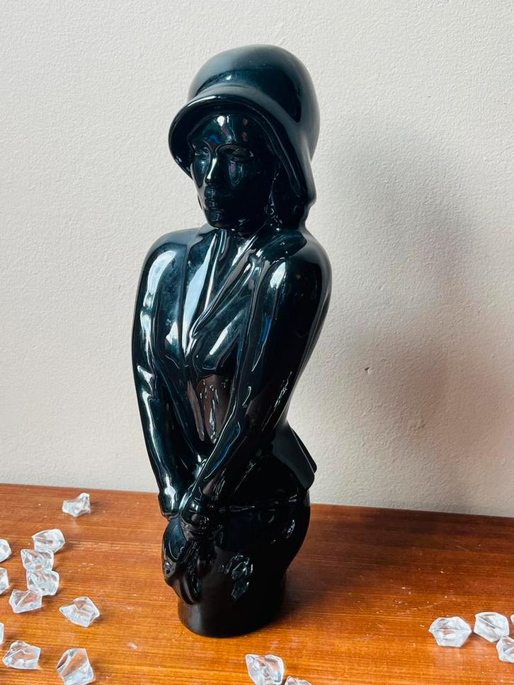 een beeldje in Art Deco-stijl van een vrouw., Antiek en Kunst, Kunst | Designobjecten, Ophalen of Verzenden