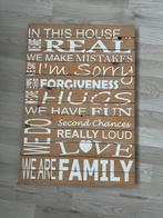 Tekst bord in this house, Huis en Inrichting, Woonaccessoires | Tekstborden en Spreuken, Ophalen of Verzenden