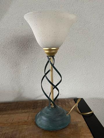 Vintage bijzondere Massive tafellamp met matglazen kap beschikbaar voor biedingen