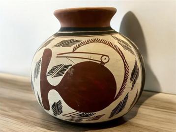 Mooie Vaas in terracotta tribale stijl. beschikbaar voor biedingen