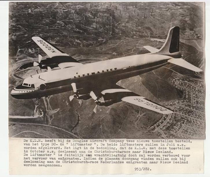 2 persfoto's Douglas DC-6A Liftmaster voor KLM 1953, Verzamelen, Luchtvaart en Vliegtuigspotten, Gebruikt, Kaart, Foto of Prent