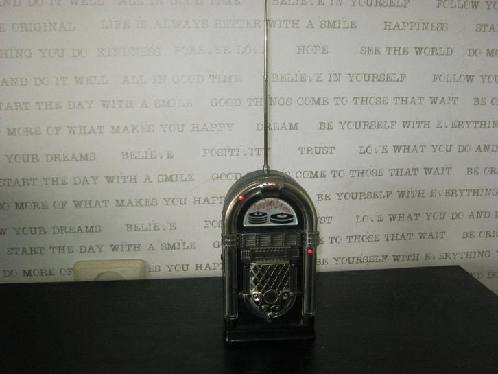 Kleine retro radio jukebox stijl., Audio, Tv en Foto, Radio's, Zo goed als nieuw, Ophalen of Verzenden
