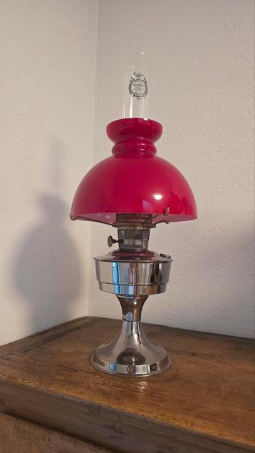 Aladdin Olielamp Verchroomd met Rode Kap beschikbaar voor biedingen