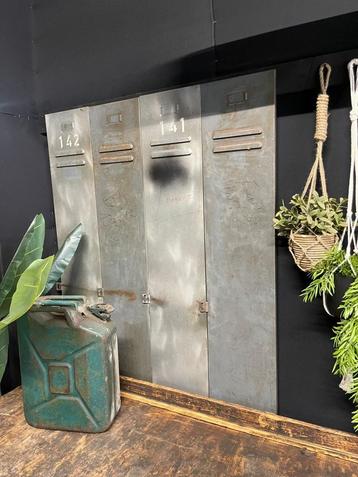 Vintage Locker Deuren – Industrieel Decor met Karakter beschikbaar voor biedingen