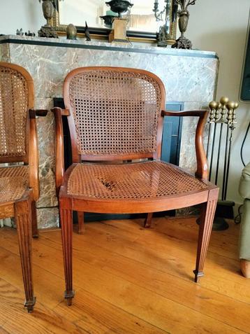 2 antieke houten armstoelen  met kapotte webbing zitting beschikbaar voor biedingen