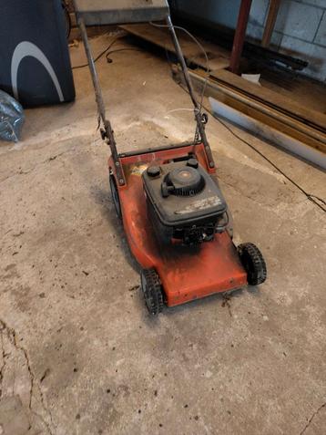 Grasmaaier op benzine. beschikbaar voor biedingen