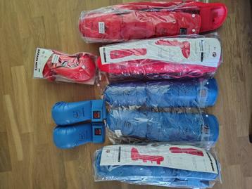 Karate Wacoku nieuwe beenbeschermers en handschoenen beschikbaar voor biedingen