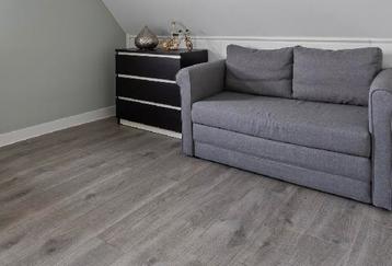 Keurig nette linaatvloer beschikbaar voor biedingen