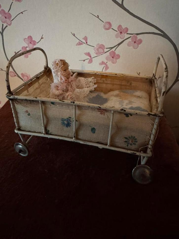 Schattig antiek bedje met popje, Antiek en Kunst, Curiosa en Brocante, Ophalen of Verzenden