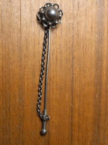 Speld met Zeeuws knoopje & veiligheidskettinkje beschikbaar voor biedingen