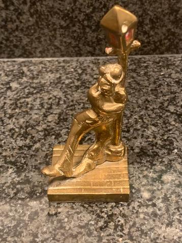 Messing dronken man hangend aan lantaarnpaal beschikbaar voor biedingen