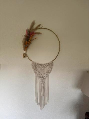 Grote ring met macramé en droogbloemen beschikbaar voor biedingen